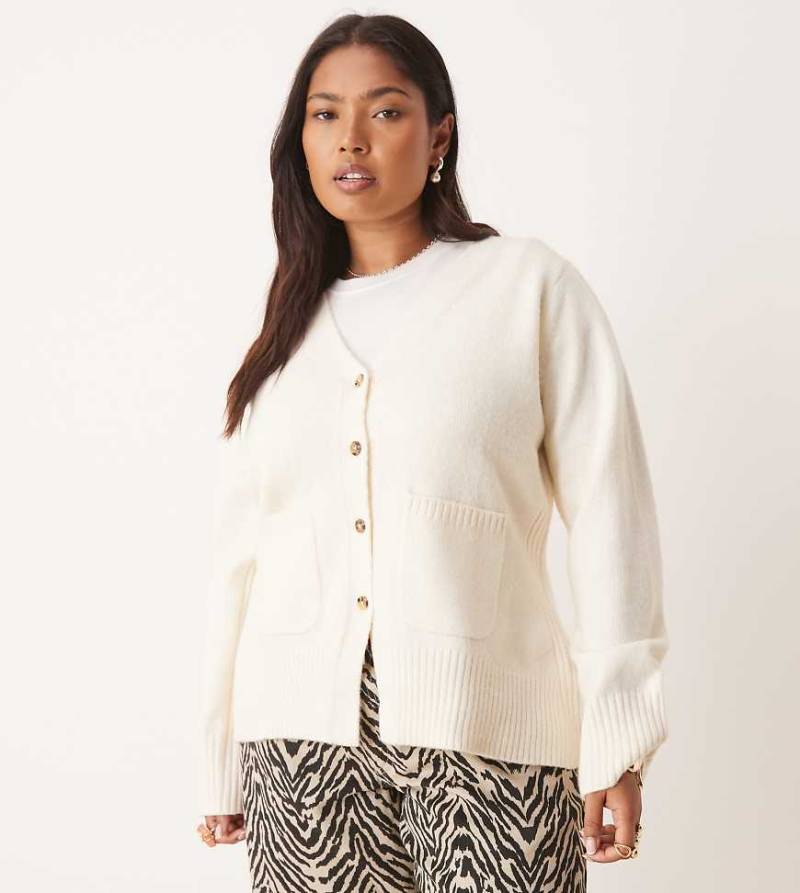 ASOS DESIGN Curve - Boyfriend-Strickjacke in A-Linie in Cremeweiß mit Taschendetail von ASOS Curve