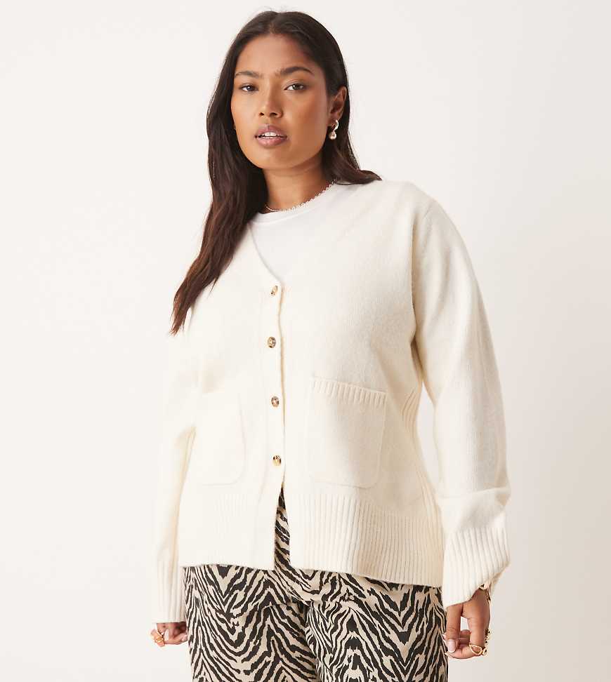 ASOS DESIGN Curve - Boyfriend-Strickjacke in A-Linie in Cremeweiß mit Taschendetail von ASOS Curve