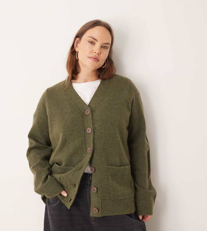 ASOS DESIGN Curve - Boyfriend-Strickjacke in Khaki mit Vordertaschen-Grün von ASOS Curve