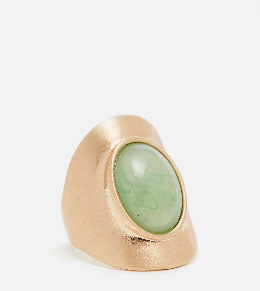 ASOS DESIGN Curve - Breiter Ring in gebürsteter Goldoptik mit Schmuckstein in Salbeigrün-Goldfarben von ASOS Curve