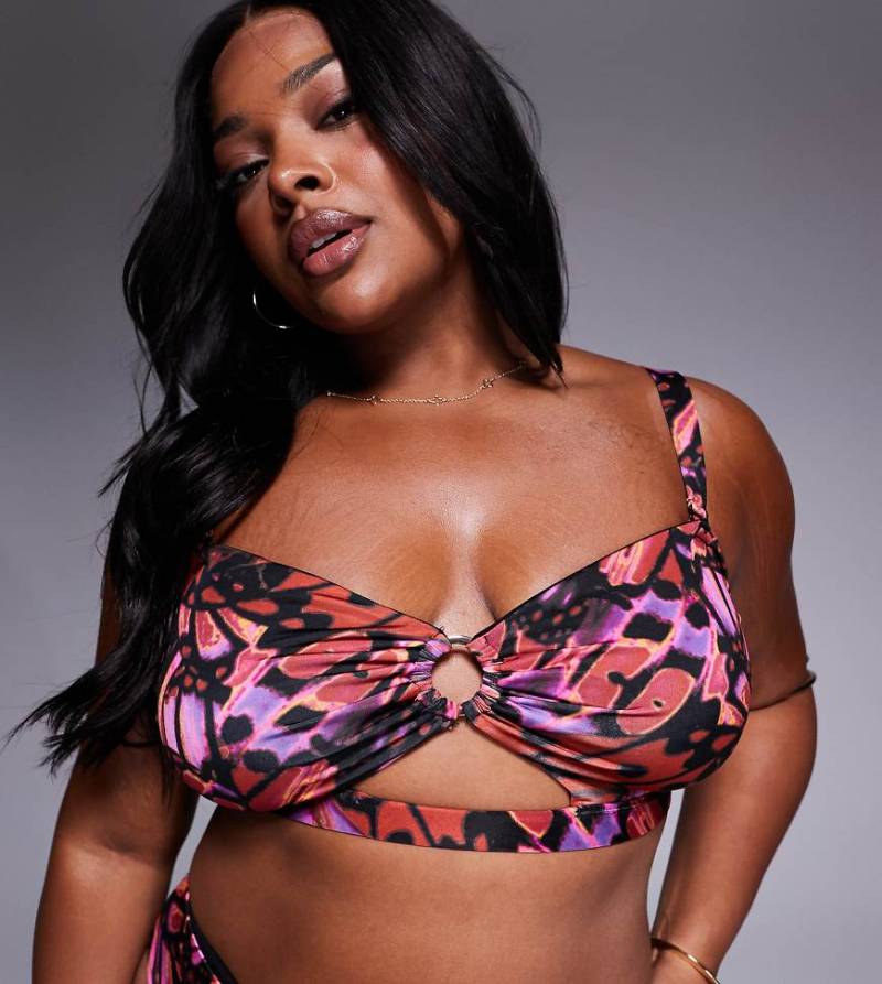 ASOS DESIGN Curve - Brooke - Kurzes Bikinioberteil mit Ringdesign und Schmetterlingsprint-Rosa von ASOS Curve