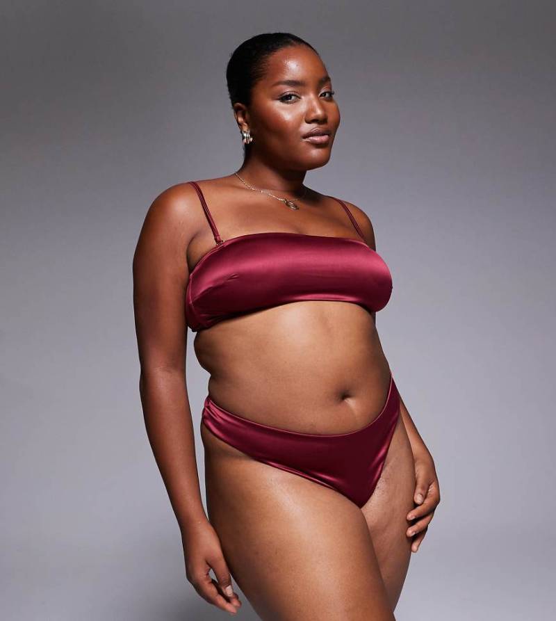 ASOS DESIGN Curve - Brooke - Tanga aus reinem Satin und Netzstoff in Burgunderrot mit hohem Beinausschnitt von ASOS Curve