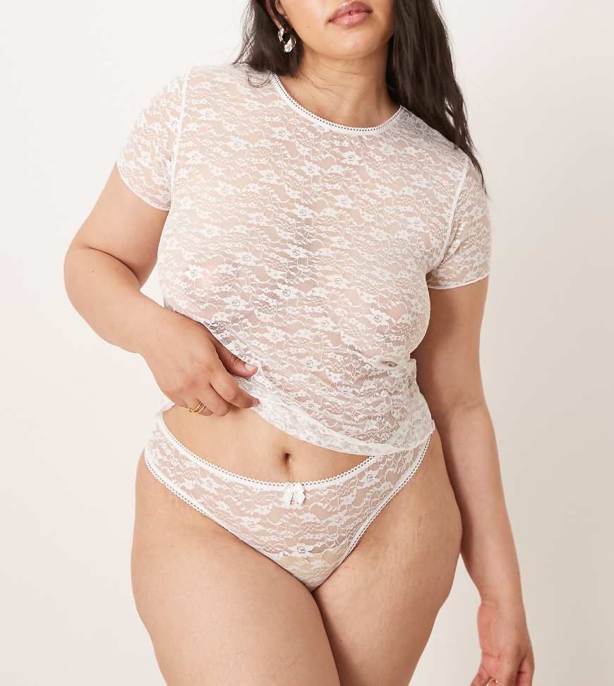 ASOS DESIGN Curve - Charlie - Set aus knapp geschnittenem T-Shirt und Tanga, aus weißer Spitze ASOS DESIGN Curve - Charlie - Set aus knapp geschnittenem T-Shirt und Tanga, aus weißer Spitze von ASOS Curve