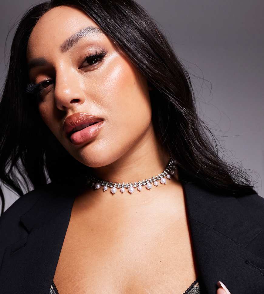 ASOS DESIGN Curve - Choker-Halskette in Silber-Optik mit Kristall-Cupchain und Kunstperlen-Design von ASOS Curve