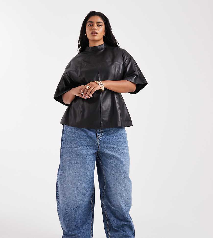ASOS DESIGN Curve - Circular Design Collection - Barrel-Leg-Jeans in mitteldunkler Waschung mit hohem Bund-Blau von ASOS Curve