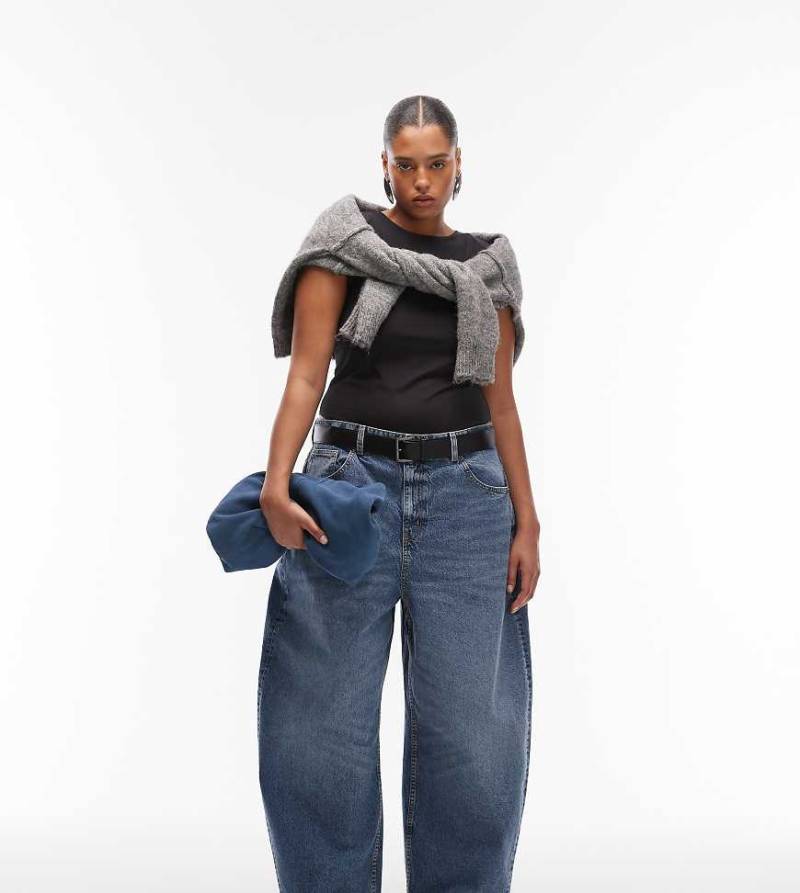 ASOS DESIGN Curve - Circular Design Collection - Barrel-Leg-Jeans in mitteldunkler Waschung mit hohem Bund-Blau von ASOS Curve