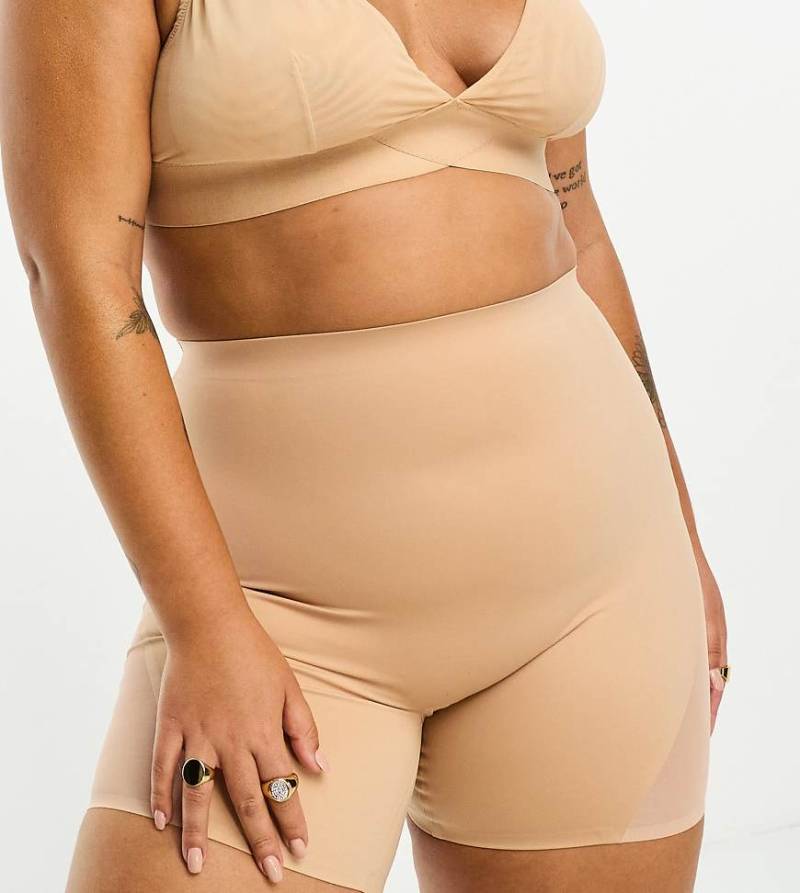ASOS DESIGN Curve - Contouring - Figurformende Shorts aus Mesh in Beige mit mittlerem Halt-Neutral von ASOS Curve
