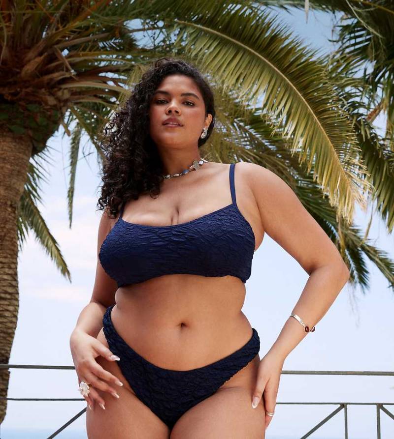 ASOS DESIGN Curve - Courtney Florida - Strukturiertes Bikinihöschen in Marineblau von ASOS Curve
