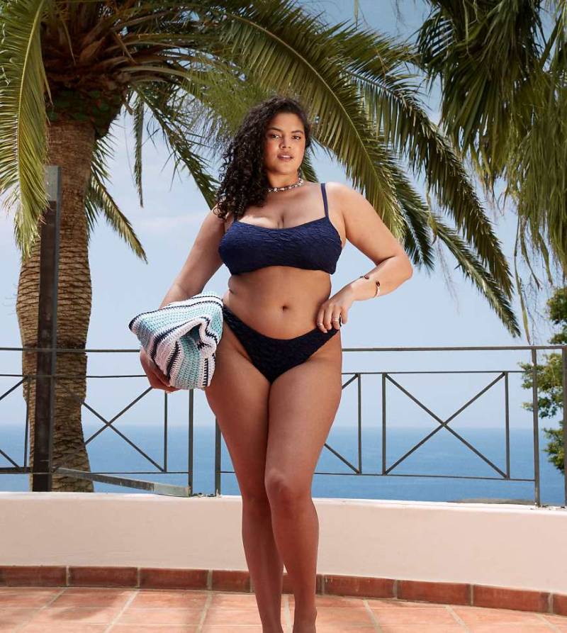 ASOS DESIGN Curve - Courtney - Strukturiertes Cropped-Bikinioberteil in Marineblau mit verdecktem Bügel von ASOS Curve