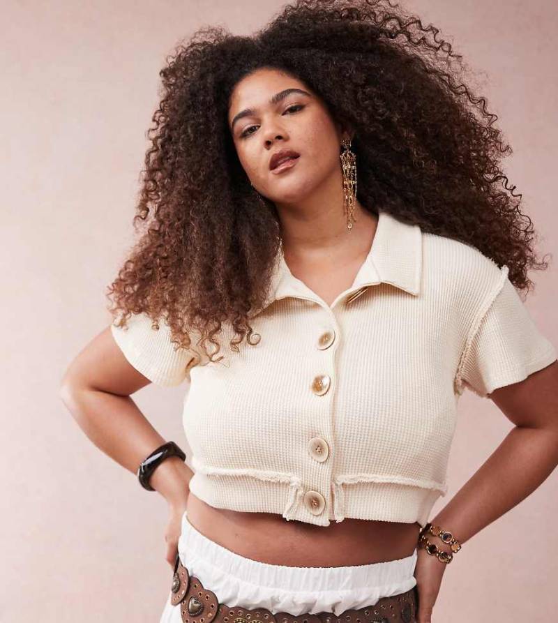ASOS DESIGN Curve - Cropped Hemdbluse in Cremeweiß mit Waffelstruktur und Knopfleiste von ASOS Curve