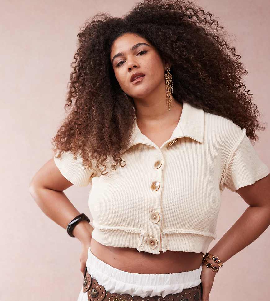 ASOS DESIGN Curve - Cropped Hemdbluse in Cremeweiß mit Waffelstruktur und Knopfleiste von ASOS Curve
