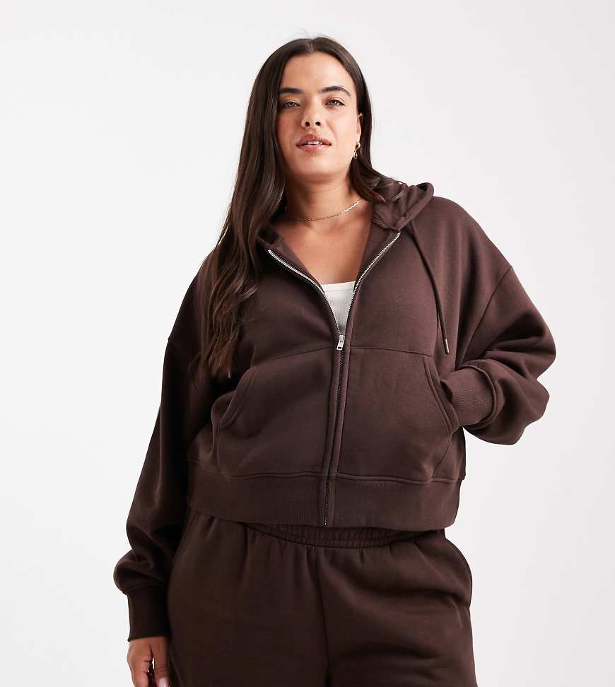 ASOS DESIGN Curve - Cropped-Kapuzenjacke in Schokobraun mit aufgerauter Innenseite und Reißverschluss-Brown ASOS DESIGN Curve - Cropped-Kapuzenjacke in Schokobraun mit aufgerauter Innenseite und Reißverschluss-Brown von ASOS Curve
