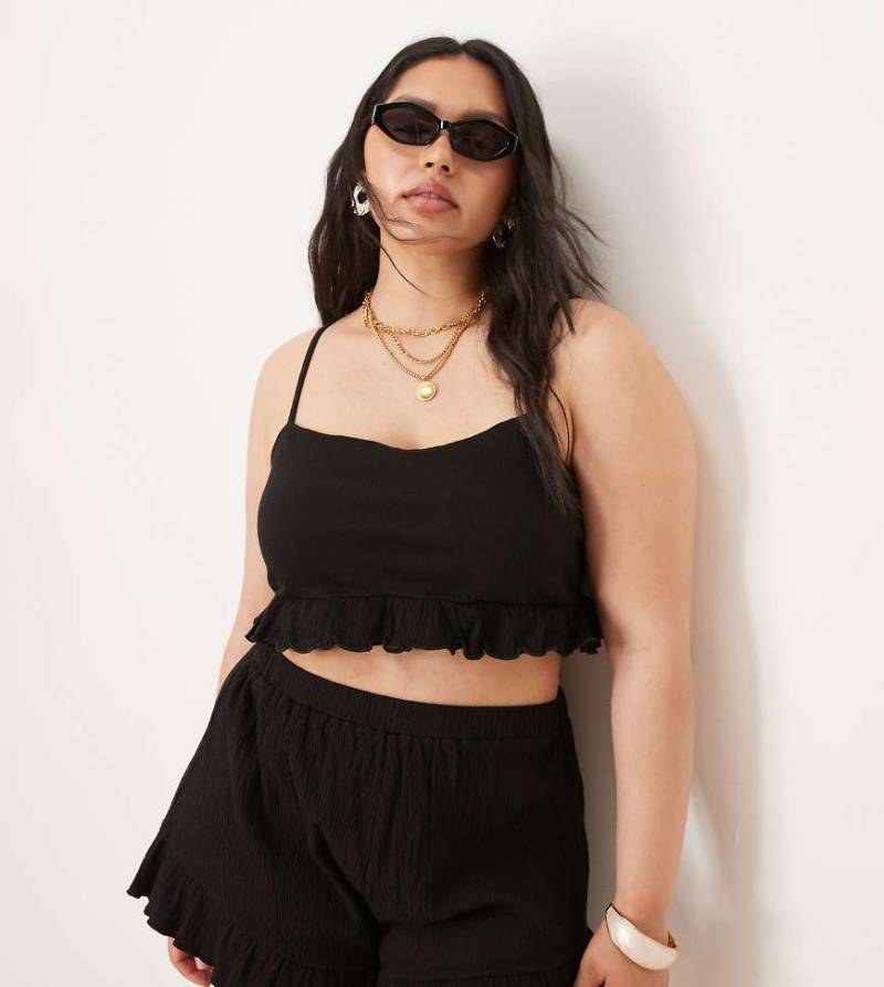 ASOS DESIGN Curve - Cropped Oberteil in Schwarz mit Rüschensaum und Knitterstruktur, Kombiteil von ASOS Curve