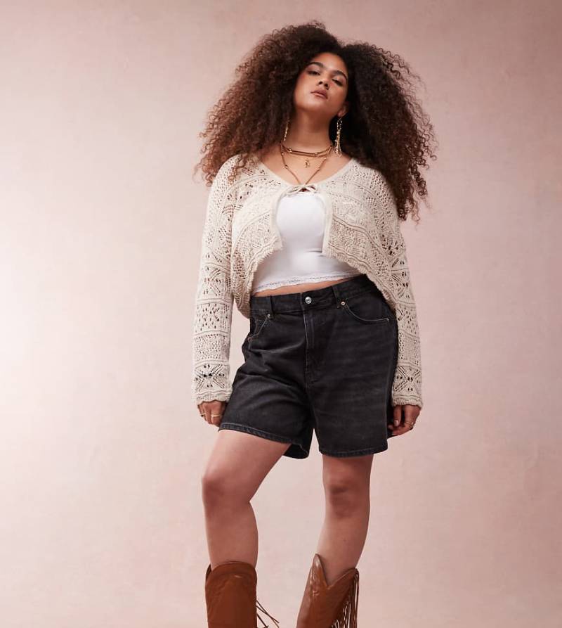 ASOS DESIGN Curve - Dad-Jeansshorts in schwarzer Waschung von ASOS Curve