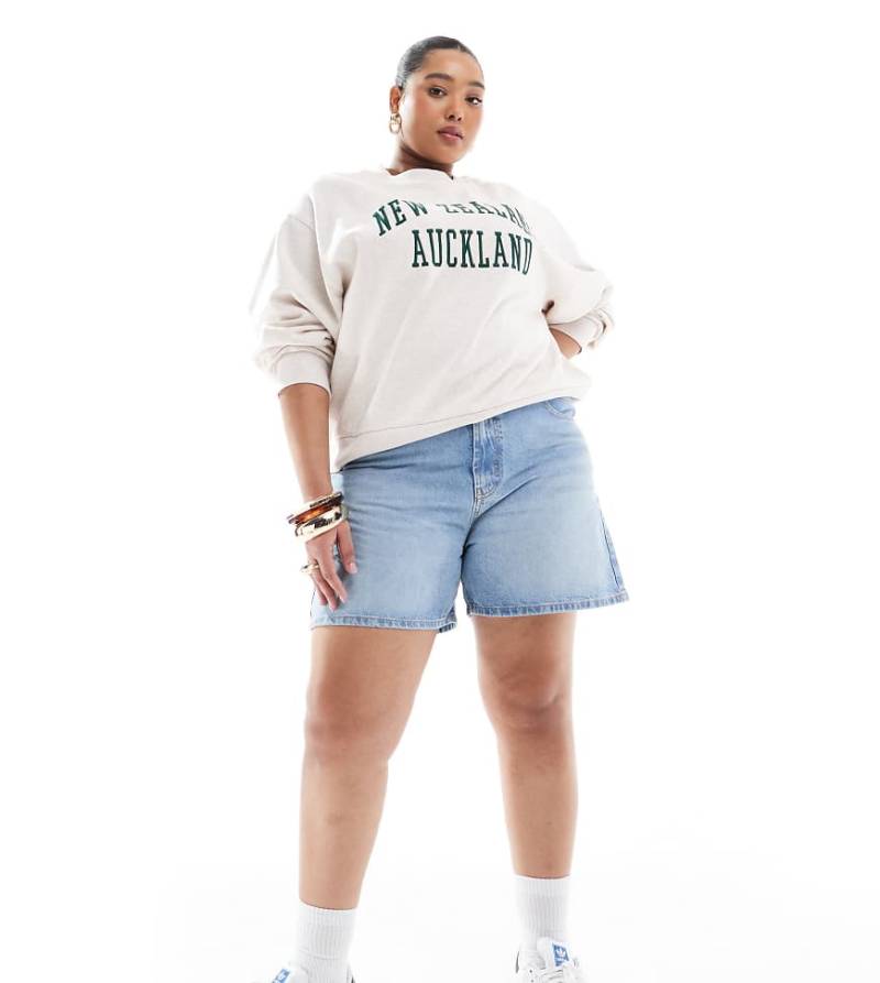 ASOS DESIGN Curve - Dad-Jeansshorts in verwaschenem Mittelblau von ASOS Curve