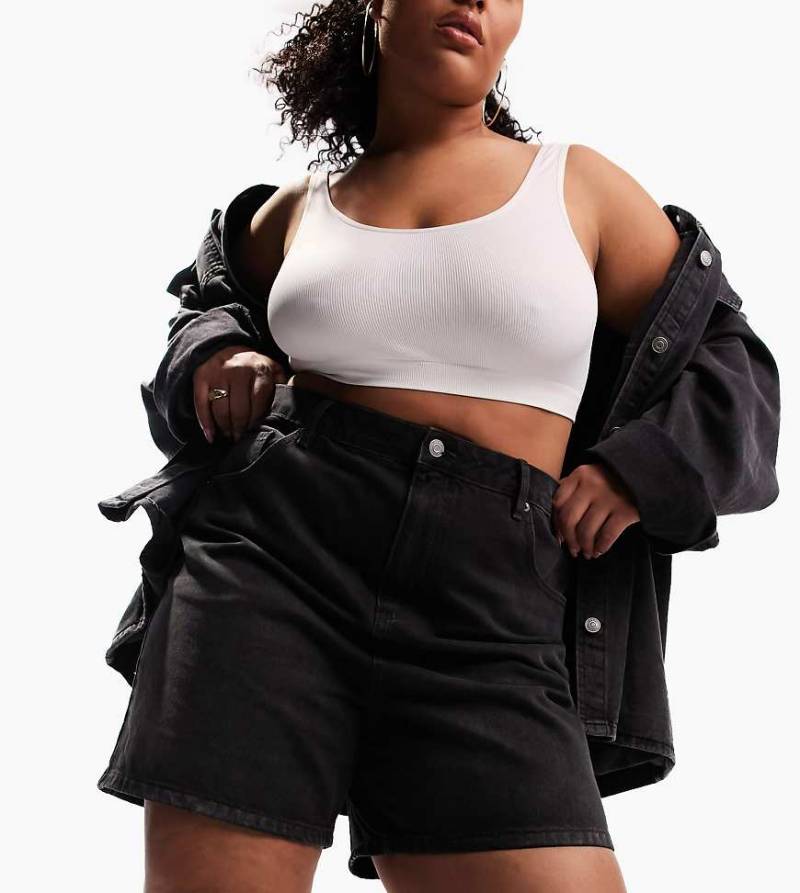 ASOS DESIGN Curve - Dad-Jeansshorts in verwaschenem Schwarz von ASOS Curve