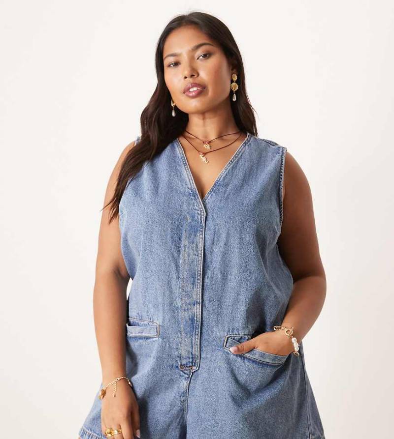 ASOS DESIGN Curve - Denim-Playsuit in mittelblauer Waschung mit Schnürung hinten von ASOS Curve