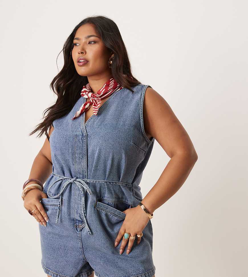 ASOS DESIGN Curve - Denim-Playsuit in mittelblauer Waschung mit Schnürung hinten ASOS DESIGN Curve - Denim-Playsuit in mittelblauer Waschung mit Schnürung hinten von ASOS Curve