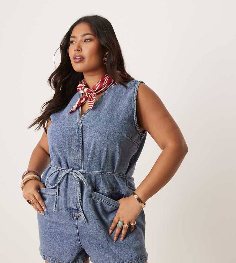 ASOS DESIGN Curve - Denim-Playsuit in mittelblauer Waschung mit Schnürung hinten von ASOS Curve
