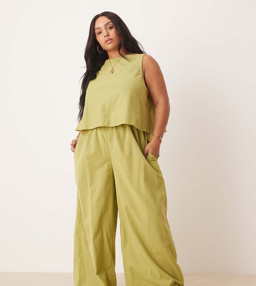ASOS DESIGN Curve - Doppellagiger Jumpsuit in Khaki mit Rückenausschnitt-Grün von ASOS Curve