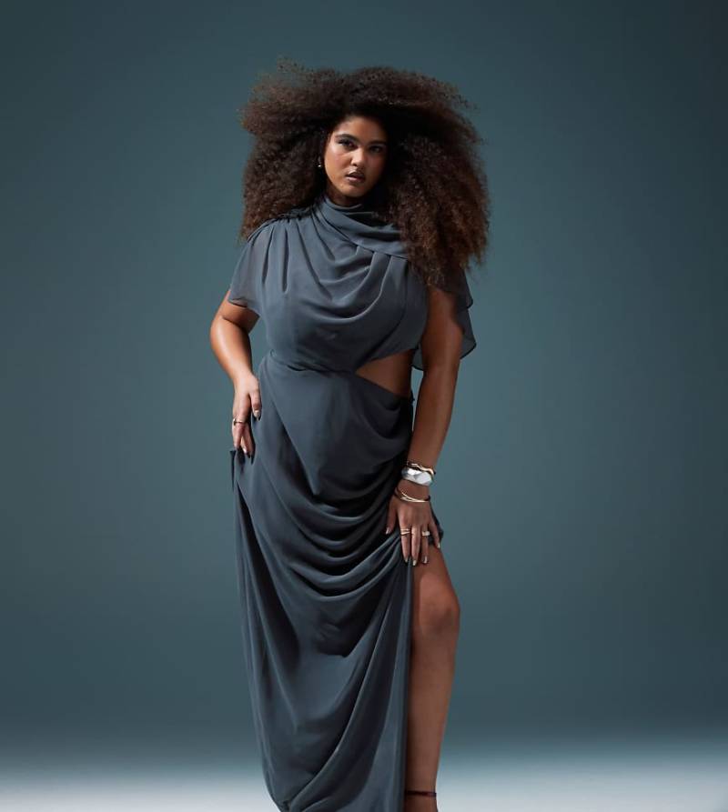 ASOS DESIGN Curve - Drapiertes Maxikleid in Anthrazit mit Flügelärmeln und Zierausschnitt-Grau von ASOS Curve