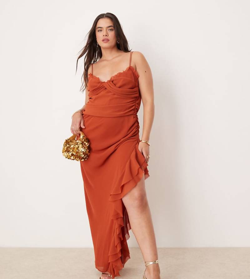 ASOS DESIGN Curve - Drapiertes Maxikleid in Rostrot mit Knitterstruktur, Rüschen und Riemchendetails von ASOS Curve