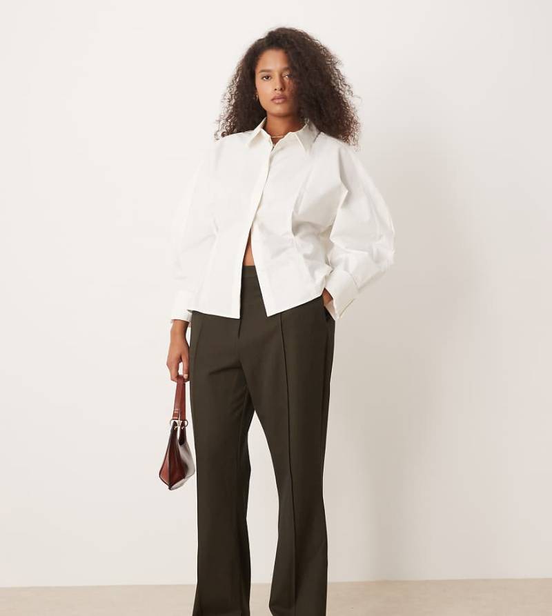 ASOS DESIGN Curve - Elegante Anzug-Schlaghose in Olivgrün mit Nahtdetail und Saumschlitz von ASOS Curve