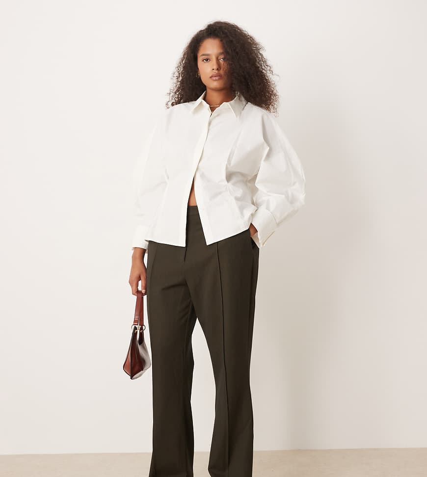 ASOS DESIGN Curve - Elegante Anzug-Schlaghose in Olivgrün mit Nahtdetail und Saumschlitz von ASOS Curve