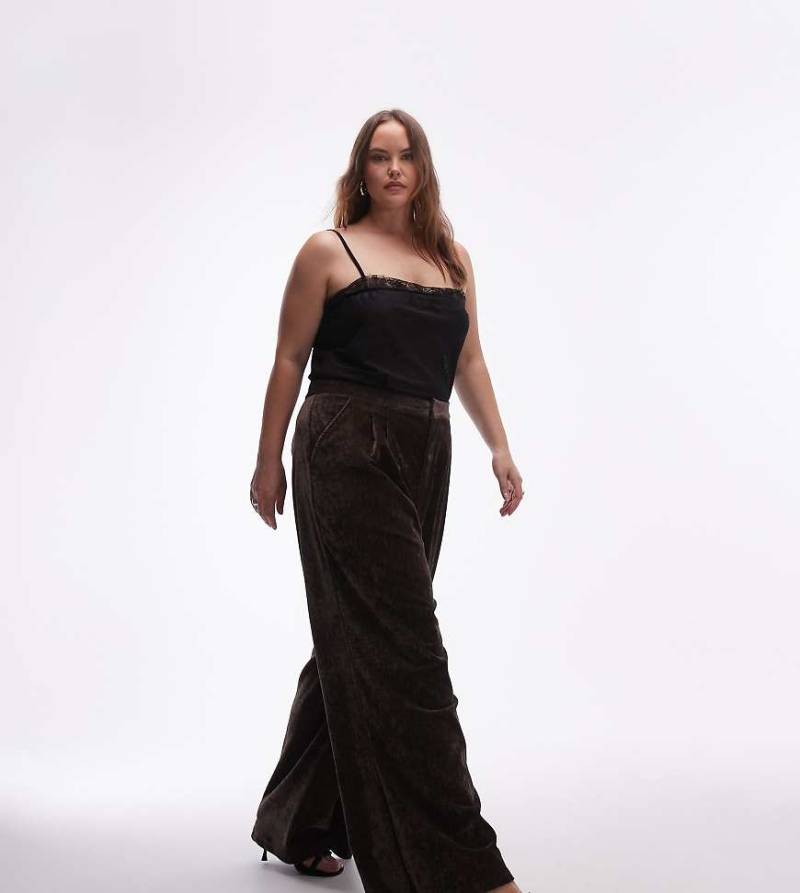 ASOS DESIGN Curve - Elegante Hose aus strukturiertem Samt in Schokobraun mit weitem Bein-Brown von ASOS Curve