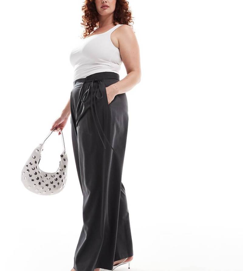 ASOS DESIGN Curve - Elegante Hose in Grau mit weitem Bein und Wickeldetail von ASOS Curve