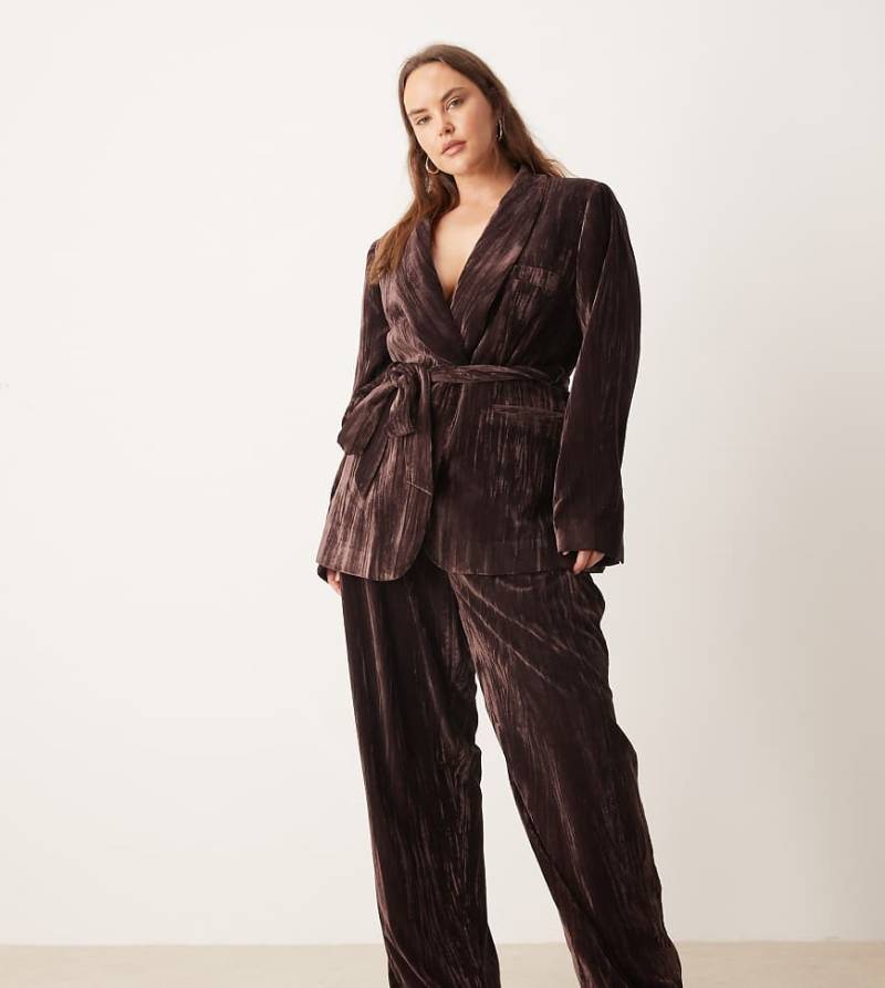 ASOS DESIGN Curve - Elegante Samthose in Schokobraun mit hohem Bund und geradem Bein, Kombiteil-Brown von ASOS Curve