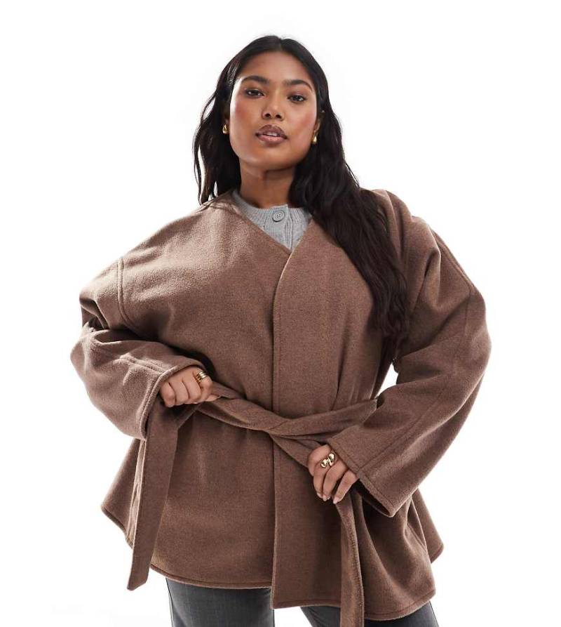 ASOS DESIGN Curve - Eleganter, kragenloser Mantel in Pilzbraun mit Bindegürtel von ASOS Curve