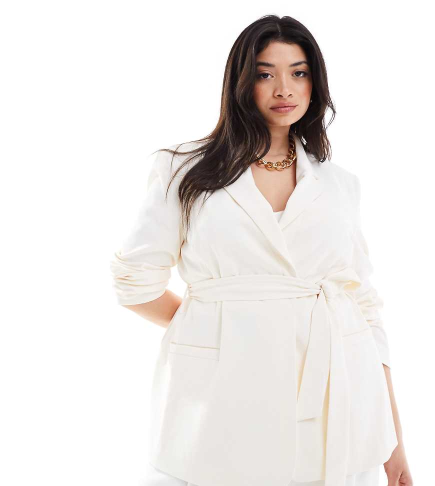 ASOS DESIGN Curve - Eleganter Blazer in Cremeweiß mit Bindegürtel von ASOS Curve