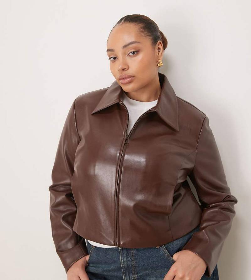 ASOS DESIGN Curve - Eleganter Cropped Blazer aus Kunstleder in Schokobraun mit Reißverschluss vorne-Brown von ASOS Curve