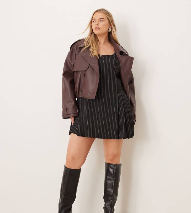 ASOS DESIGN Curve - Elegantes Minikleid in Schwarz mit Nadelstreifen und Faltenrock-Grau von ASOS Curve
