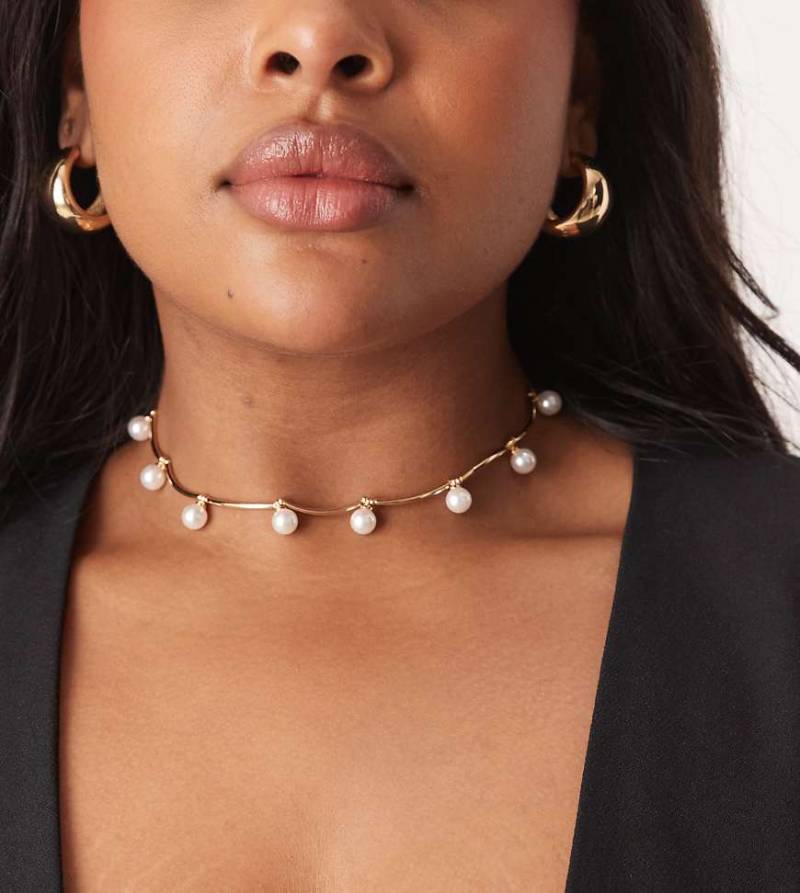 ASOS DESIGN Curve - Eng anliegende Halskette in Goldoptik mit Kunstperlen- und Stabdetails-Goldfarben von ASOS Curve
