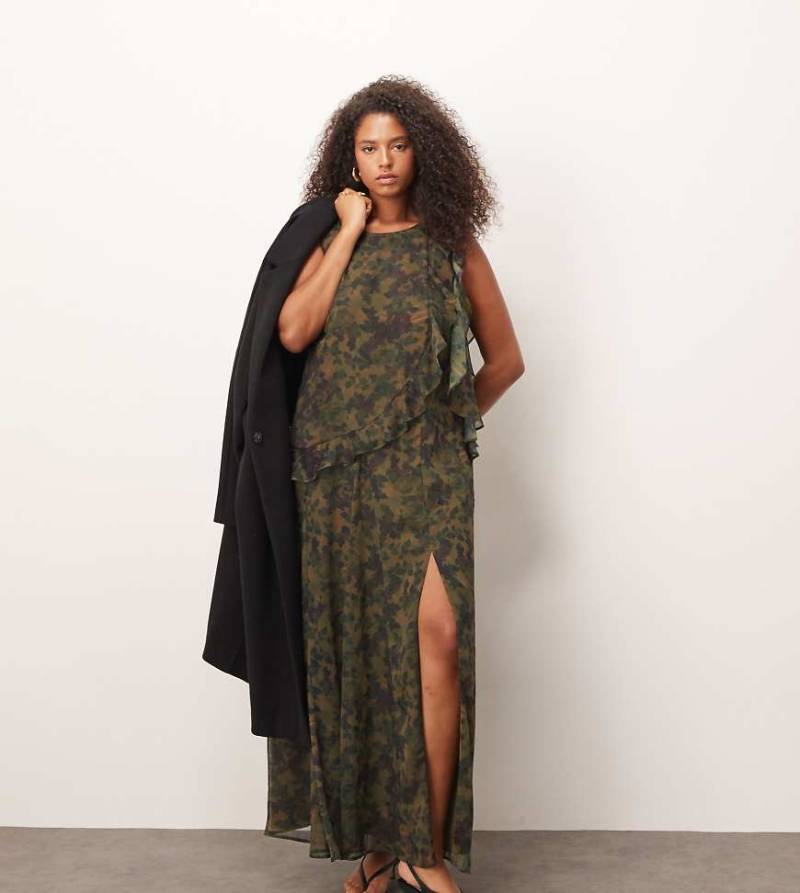 ASOS DESIGN Curve - Etuikleid in Grün mit Ringerrücken, Rüschen und abstraktem Muster-Bunt von ASOS Curve