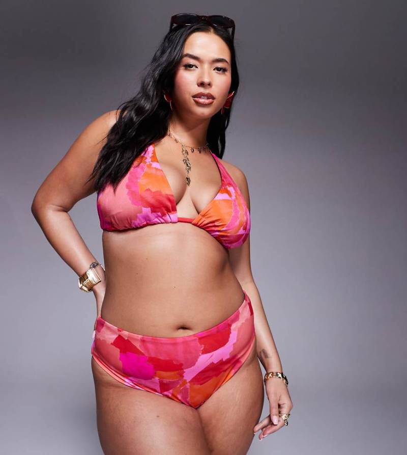 ASOS DESIGN Curve - Exclusive Arina - Badehose mit hohem Beinausschnitt und abstraktem Muster in Rosa und Rot-Bunt von ASOS Curve