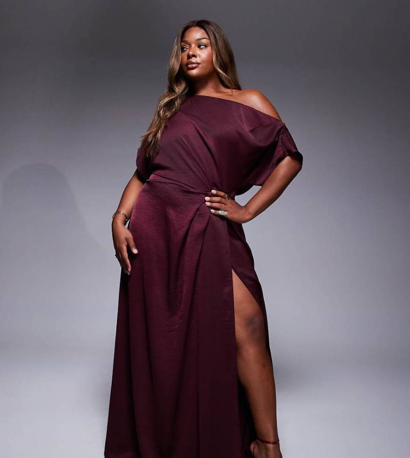 ASOS DESIGN Curve - Exklusives, schulterfreies Satin-Maxikleid in Burgunderrot mit hohem Schlitz von ASOS Curve
