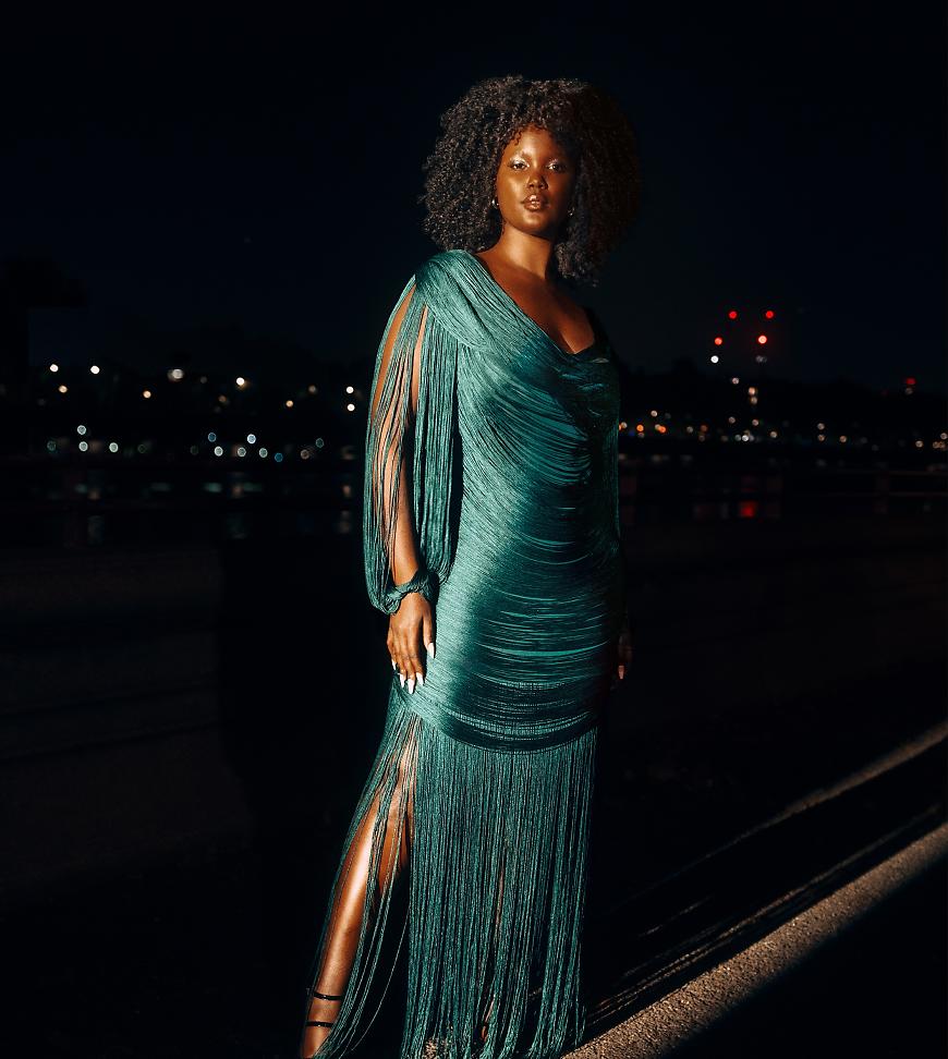 ASOS DESIGN Curve - Exklusives Maxikleid in Tannengrün mit Fransenbesatz, Wasserfallausschnitt und weiten Ärmeln von ASOS Curve