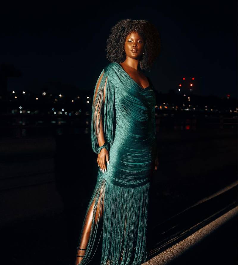 ASOS DESIGN Curve - Exklusives Maxikleid in Tannengrün mit Fransenbesatz, Wasserfallausschnitt und weiten Ärmeln von ASOS Curve