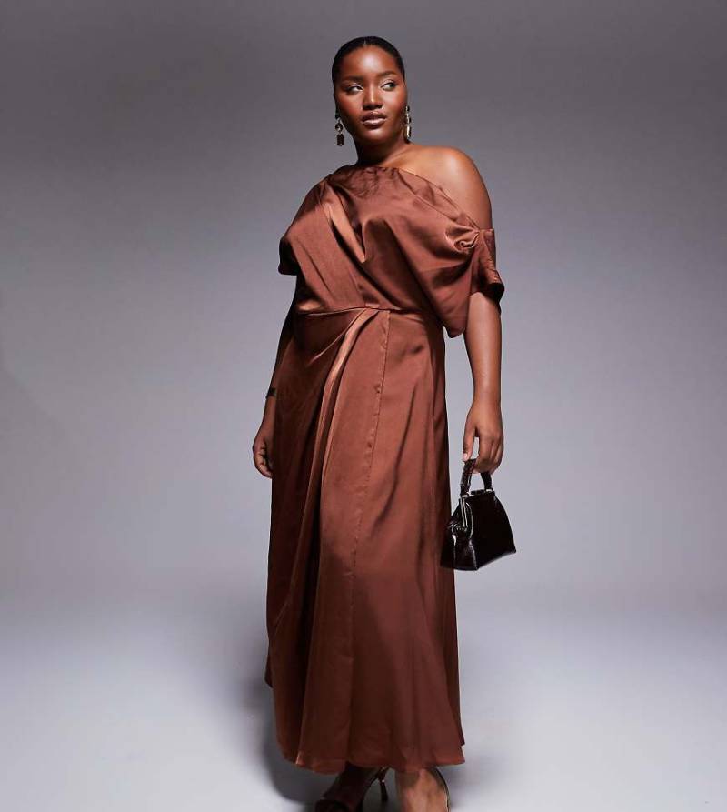 ASOS DESIGN Curve - Exklusives Midikleid aus Satin in Braun mit abfallender Schulterpartie und seitlichem Schlitz-Brown von ASOS Curve