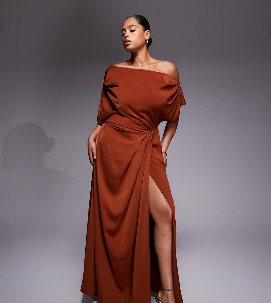 ASOS DESIGN Curve - Exklusives Satin-Maxikleid in Rost mit abfallender Schulterpartie und seitlichem Schlitz-Rot von ASOS Curve