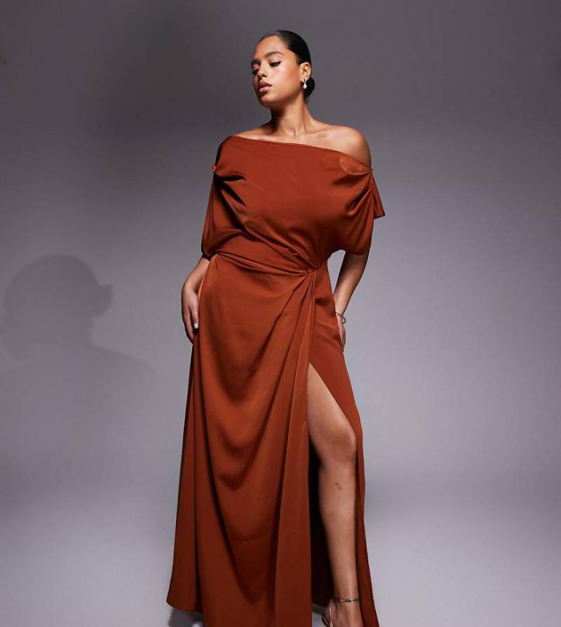 ASOS DESIGN Curve - Exklusives Satin-Maxikleid in Rost mit abfallender Schulterpartie und seitlichem Schlitz-Rot von ASOS Curve