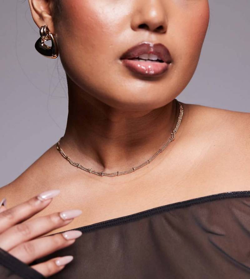 ASOS DESIGN Curve - Feine Choker-Halskette in Goldoptik mit Stabdetail-Goldfarben von ASOS Curve