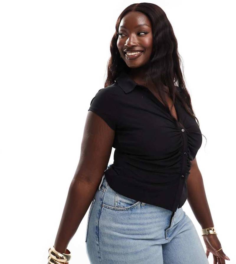 ASOS DESIGN Curve - Figurbetonte, kurzärmlige Hemdbluse in Schwarz mit Raffung und tiefem Ausschnitt von ASOS Curve