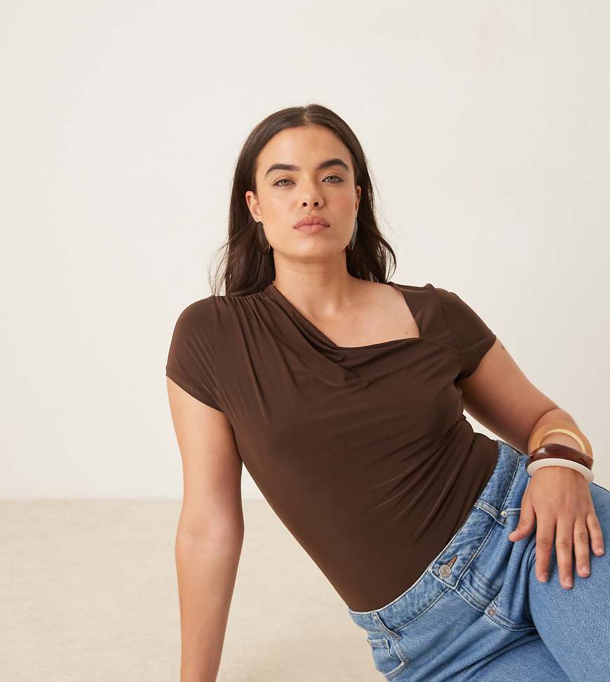 ASOS DESIGN Curve - Figurbetonter, kurzärmliger Body in Schokobraun mit asymmetrischem Ausschnitt und Drapierung ASOS DESIGN Curve - Figurbetonter, kurzärmliger Body in Schokobraun mit asymmetrischem Ausschnitt und Drapierung von ASOS Curve