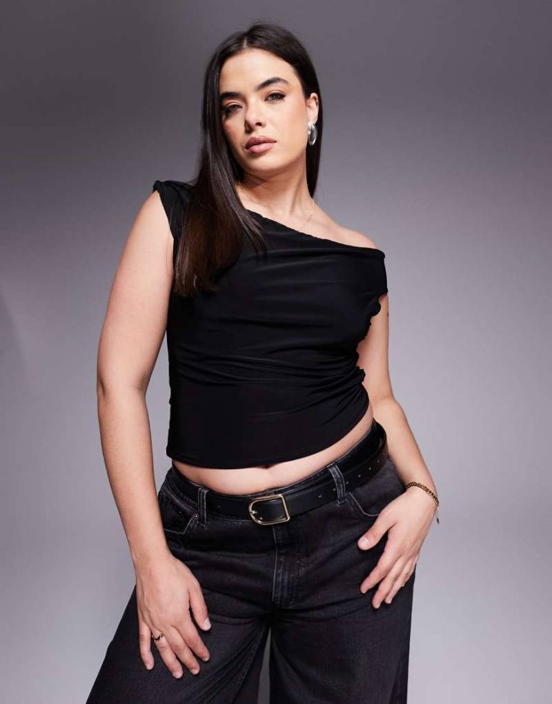 ASOS DESIGN Curve - Figurbetontes, asymmetrisches Oberteil in Schwarz mit abfallendem, verdrehtem Träger von ASOS Curve