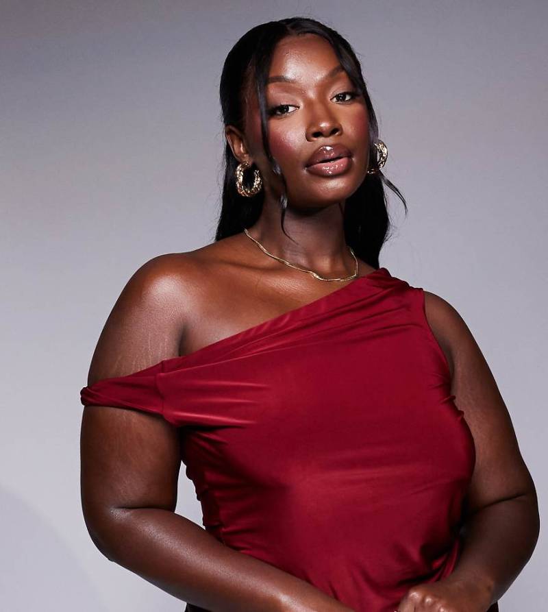 ASOS DESIGN Curve - Figurbetontes, schulterfreies Oberteil in Burgunderrot mit verdrehtem Träger, Kombiteil von ASOS Curve