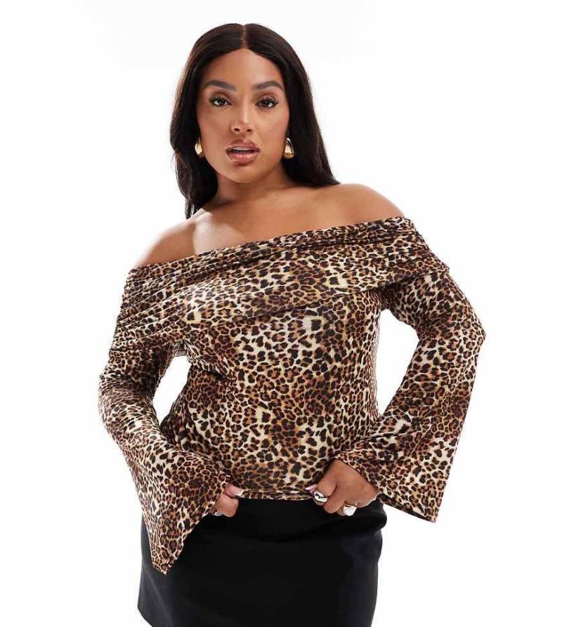 ASOS DESIGN Curve - Figurbetontes Oberteil mit Tierfellmuster und One-Shoulder-Ärmel-Bunt von ASOS Curve